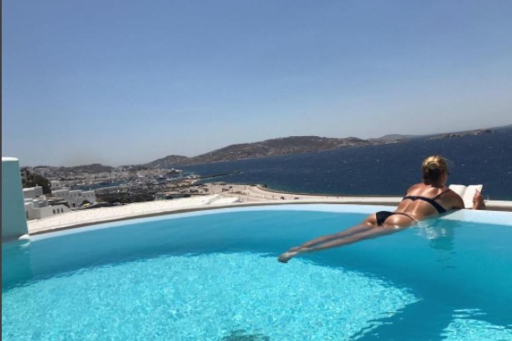(FOTO) GREND SLEM GUZA: Zanosna teniserka bez srama pokazuje adute na grčkim ostrvima