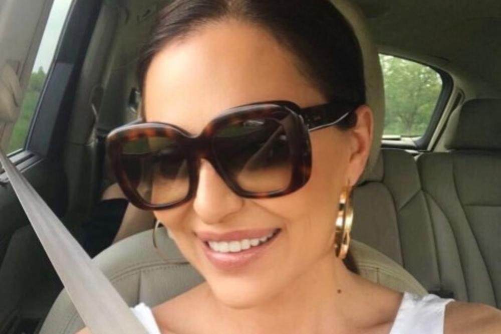 (FOTO) FANOVI U TRANSU: Ceca prati trendove, objavila selfi iz toaleta i zapalila Instagram!