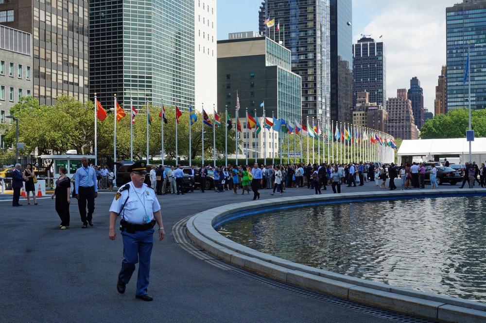 (FOTO) PANIKA U NJUJORKU: Više od 2.000 ljudi evakuisano iz zgrade UN zbog protivpožarnog alarma