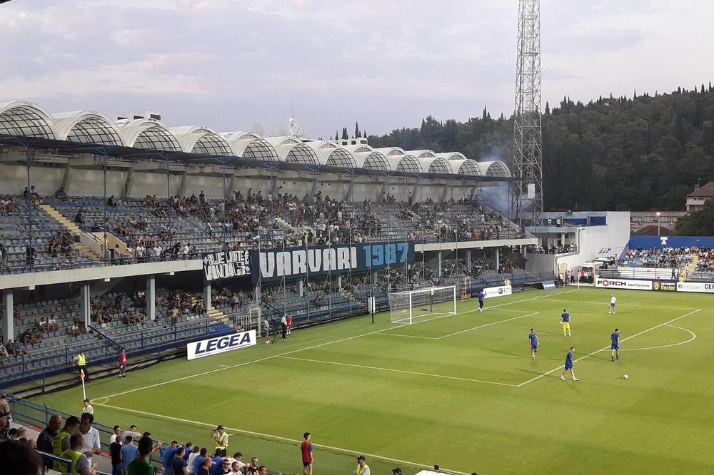 (KURIR TV) ZASTRAŠUJUĆI TRANSPARENT NAVIJAČA BUDUĆNOSTI: Evo kako su fudbaleri Partizana dočekani na stadionu u Podgorici
