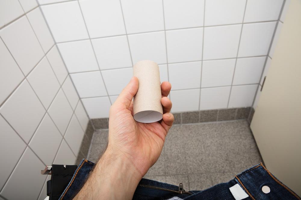 BACITE HEMIKALIJE I OSVEŽIVAČE: Jednostavan trik sa toalet papirom za mirišljavo kupatilo!