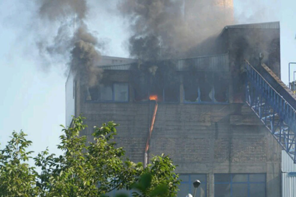 (KURIR TV) POŽAR NA ADI HUJI: Gorela fabrika kartona, povređeno 6 vatrogasaca i 2 radnika!