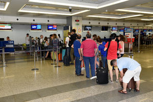 GAĐAO ŠALTERSKU RADNICU MONITOROM! HAOS NA AERODROMU NIKOLA TESLA: Putnika skinuli sa leta, a on krenuo da razbija sve redom!