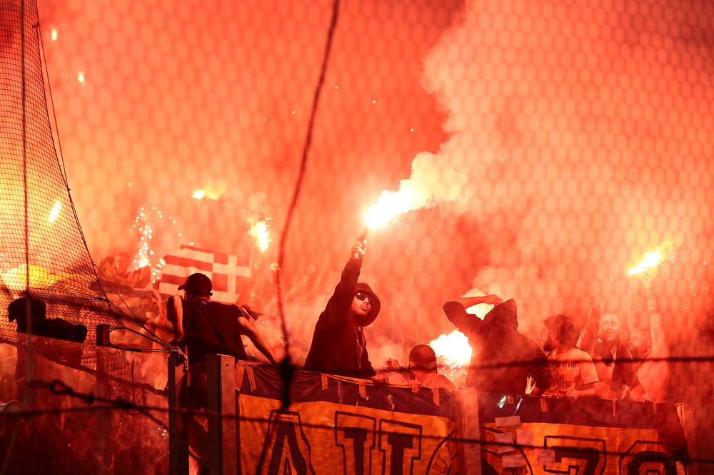 (FOTO) SPREMNI ZA BEOGRAD: Navijači Olimpijakosa su pre utakmice protiv Partizana imali dve jake parole!