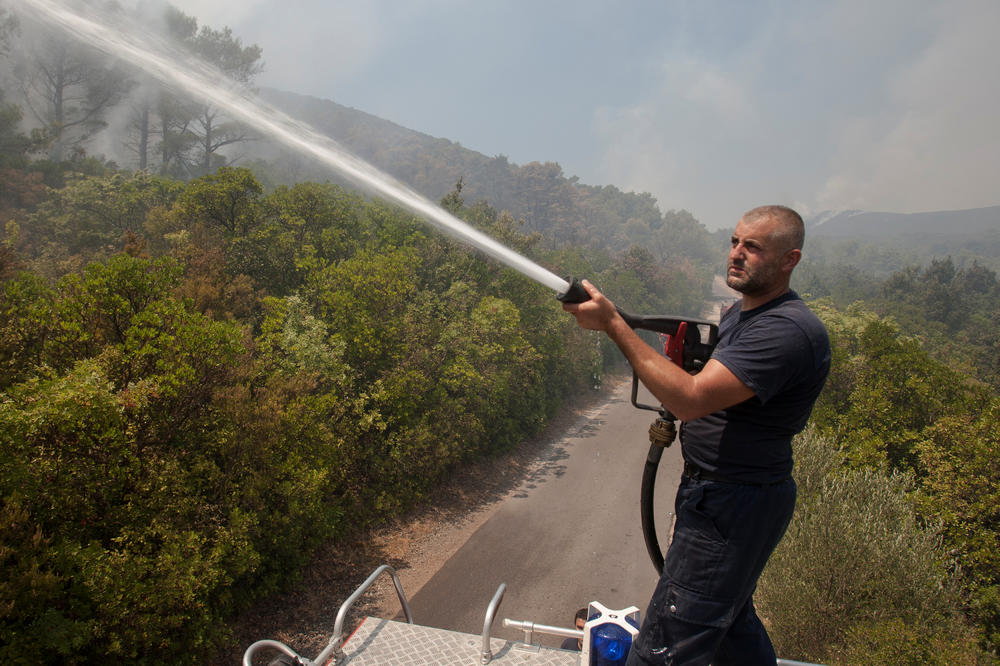 NAGRADA ZA HRABROST: Svakom crnogorskom vatrogascu na terenu po 400 evra