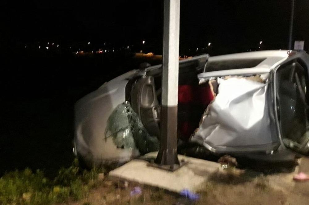 (FOTO) STRAVIČNA NESREĆA U HRVATSKOJ: Vozač udario u stub i poginuo, kola se potpuno prepolovila