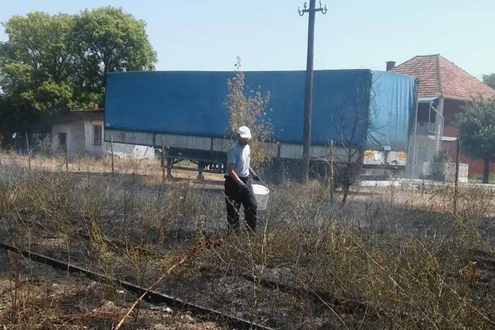 DECA TOČILA VODU: Policajac Đole i meštani gasili požar u Žitorađi