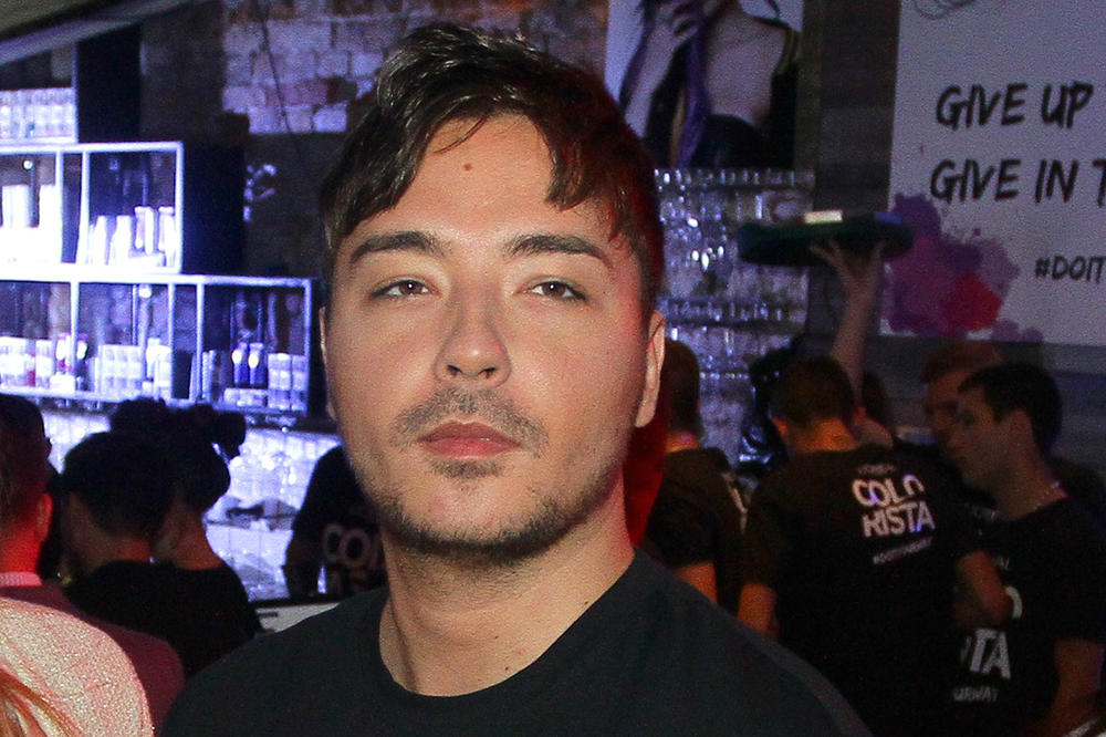 (FOTO) MILAN STANKOVIĆ JE UVEK OZBILJAN: Pevač otkrio razlog zašto se ne smeje na fotkama!