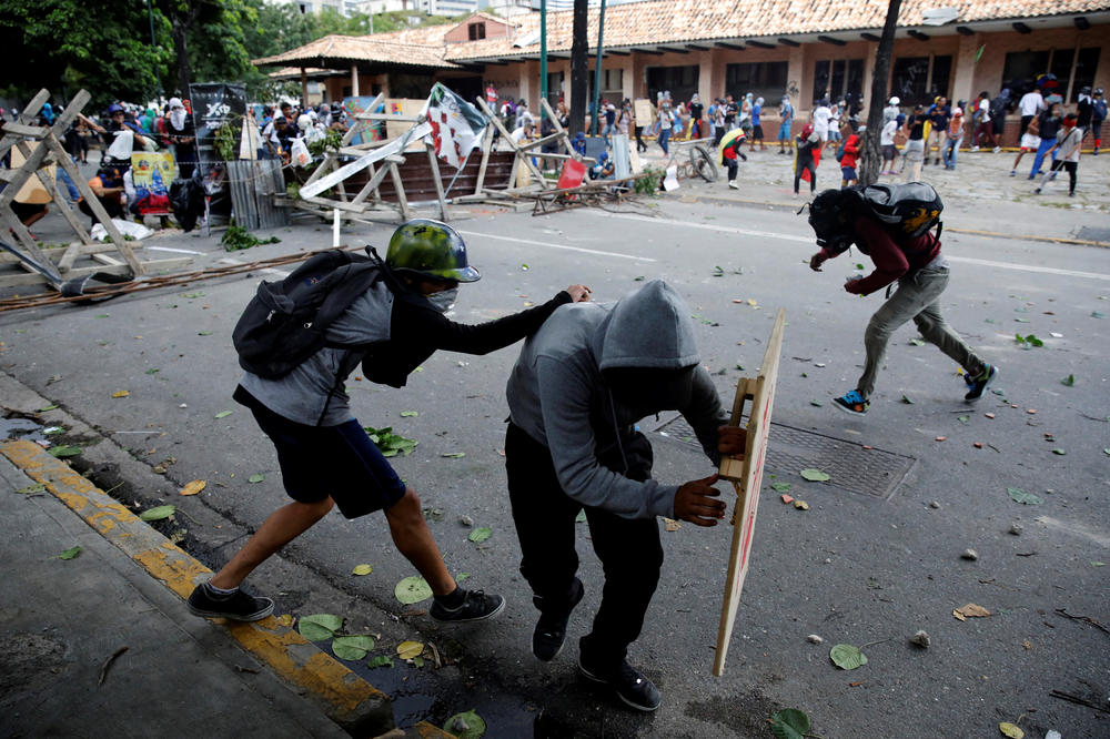 KRVAVI BILANS PROTESTA U VENECUELI: Čak 100 ljudi poginulo zbog pobune protiv predsednika države
