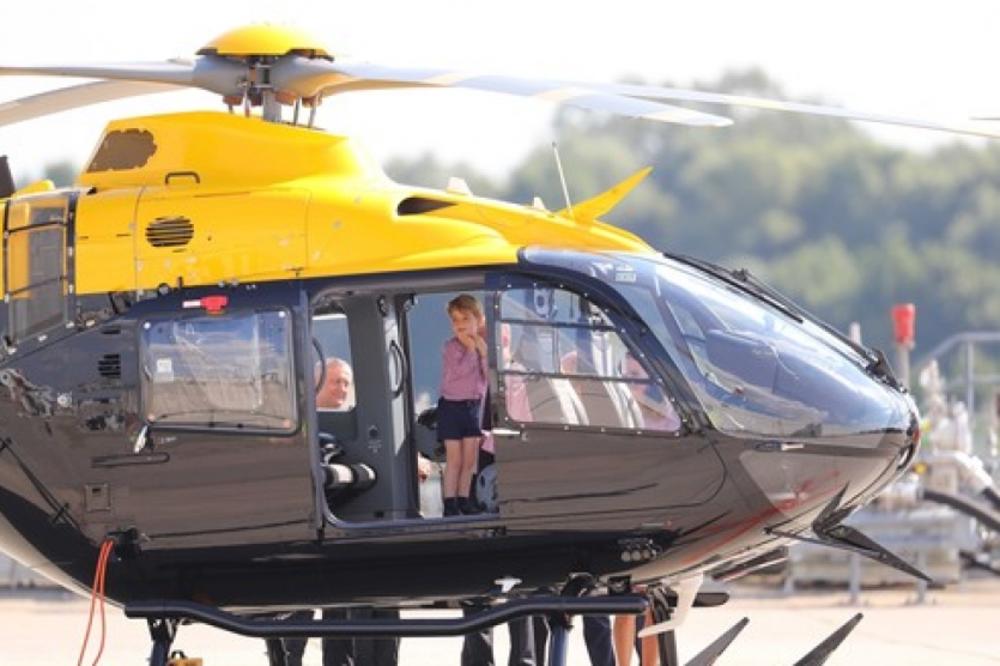 Ne može da sakrije uzbuđenje: Princ Džordž poludeo za helikopterima (FOTO)