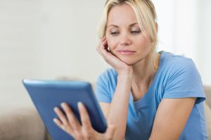 KOZMETIČKI TRIK ILI ISTINA: Da li plavo svetlo kompjutera i telefona izaziva brže starenje kože