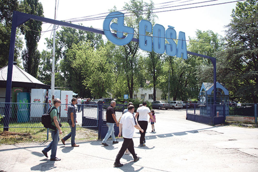 PROPALI PREGOVORI U GOŠI: Radnici radikalizuju štrajk, izvoze viljuškare ispred fabrike