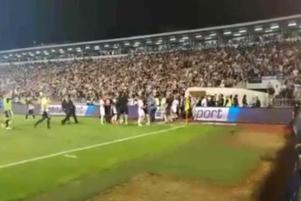 (KURIR TV) INCIDENT U HUMSKOJ: Grobari pogodili fudbalera Olimpijakosa, a onda nastala opšta frka igrača oba tima