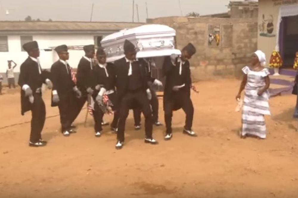 (VIDEO) POGLEDAJTE VESELE GROBARE: Ove nosače kovčega unajmljuju da bi podigli raspoloženje na sahranama!