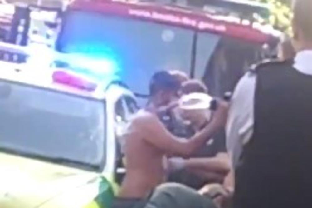 (VIDEO) JOŠ JEDAN UŽASAN NAPAD U LONDONU: Dva tinejdžera vrištala u agoniji kada im je bačena kiselina u lice