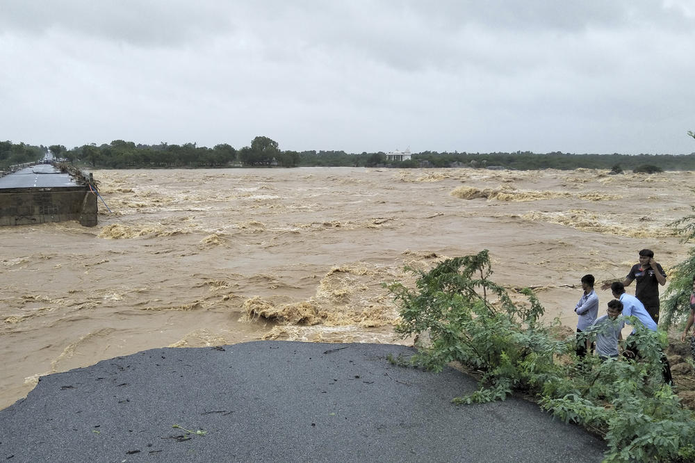 OBILNE MONSUNSKE KIŠE U INDIJI: U poplavama stradalo 48 ljudi