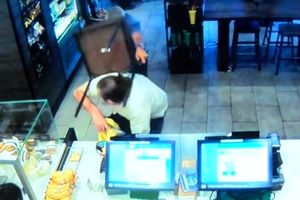 (VIDEO) URNEBESNO: Lopov ušetao sa pištoljem da krade, ali nije očekivao stolicu po leđima