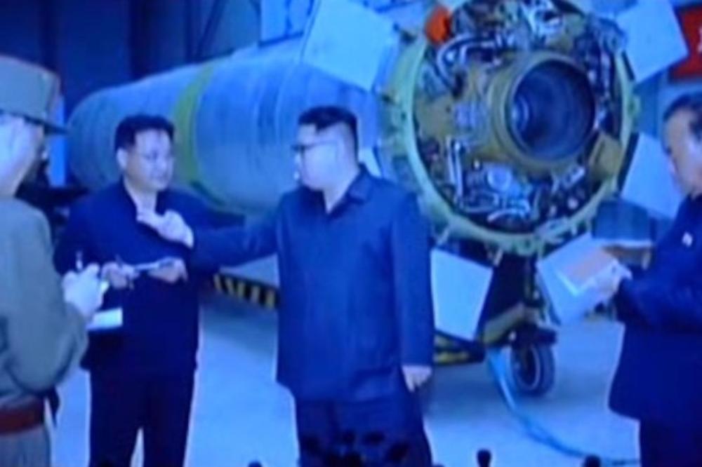 (FOTO, VIDEO) KIM BACIO KARTE NA STO, SVET ZANEMEO: Objavljene nikad viđene fotografije nuklearnog naoružanja Severne Koreje!