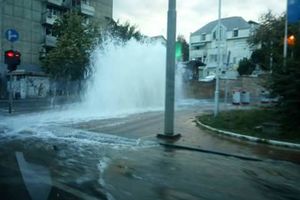 GEJZIR NA BANOVOM BRDU: Pukla vodovodna cev u Požeškoj ulici, voda šikljala na sve strane