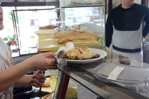 OVO JE JEDAN OD NAJPLAĆENIJIH POSLOVA U SRBIJI: Dobrom burek majstoru plata i do 1.000 evra, ali u pekare niko neće