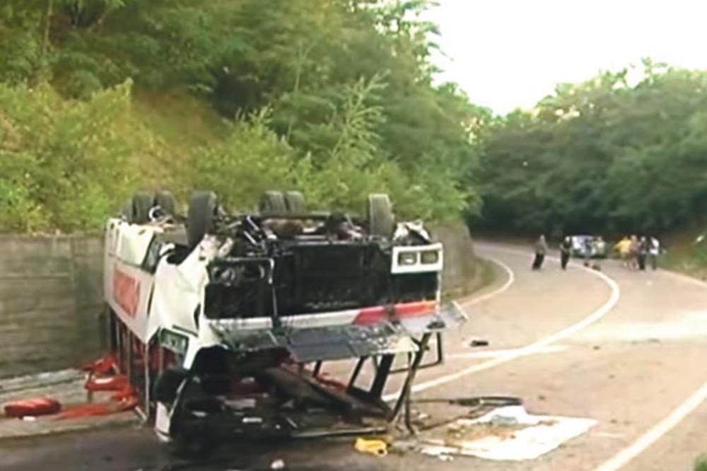 STRAVIČAN UDES KOD BAJINE BAŠTE: Prevrnuo se autobus, više od 20 povređenih