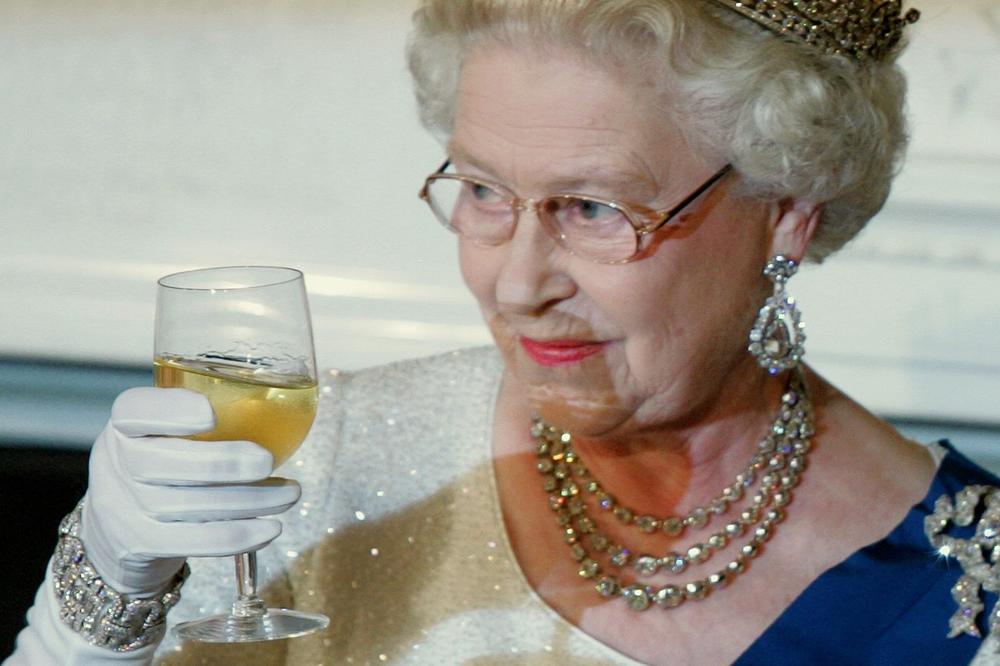 VOLI DA POPIJE: Prema standardima britanskih lekara, kraljica Elizabeta je - alkoholičarka!