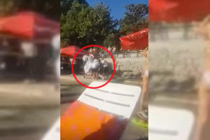 (UZNEMIRUJUĆI VIDEO) BRUTALNO PREBIJANJE U HERCEG NOVOM: Četvorica na plaži nasrnula na jednog!
