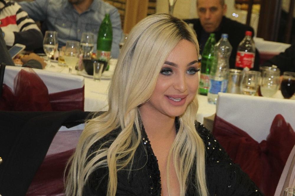 (FOTO) NIKAD PROVOKATIVNIJA: Maja Berović perverznom pozom na dušeku zaludela muškarce!