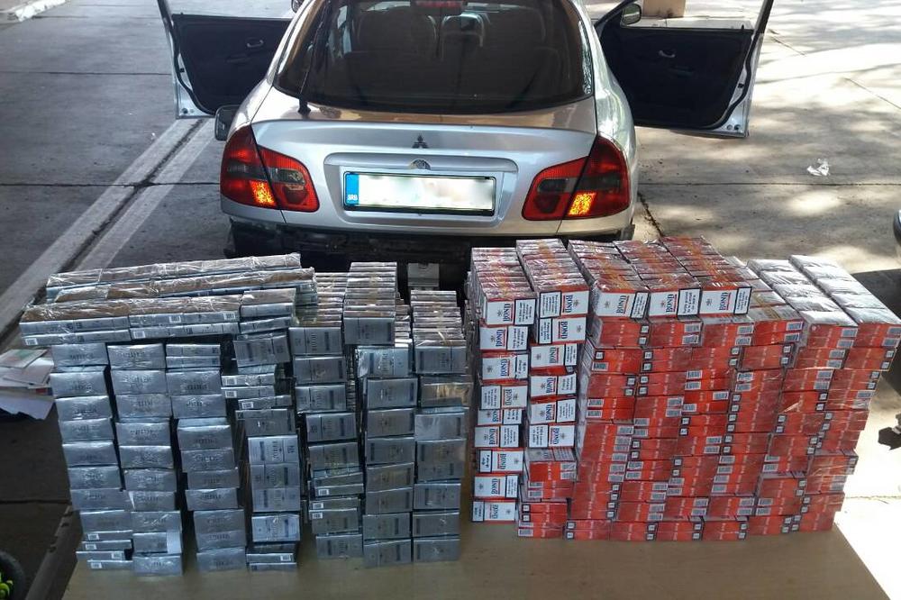 PORESKA POLICIJA U AKCIJI: U Tutinu zaplenjeno 15.000 paklica cigareta, 30.000 evra i dva automobila