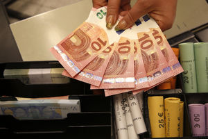 PO SREDNJEM KURSU: Za evro danas 119,39 dinara