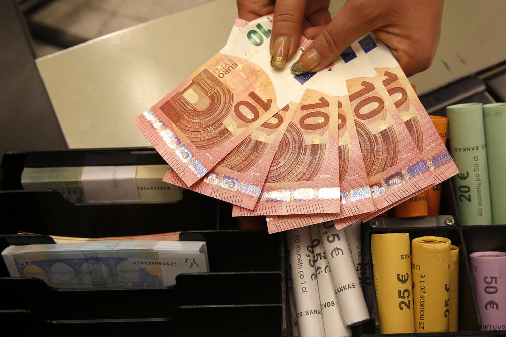 SREDNJI KURS: Za evro danas 119,4 dinara