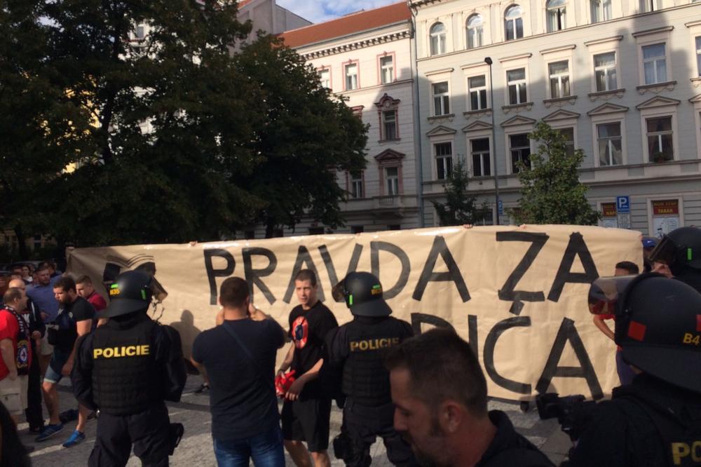 (KURIR TV) ČESI UZ SRBE: Pogledajte kako su navijači Sparte oduševili Delije u Pragu