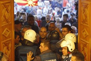 PALA PRVA OPTUŽNICA ZBOG NASILJA U SOBRANJU: Skopljancu preti i do 10 godina zatvora jer je poslanicu vukao za kosu