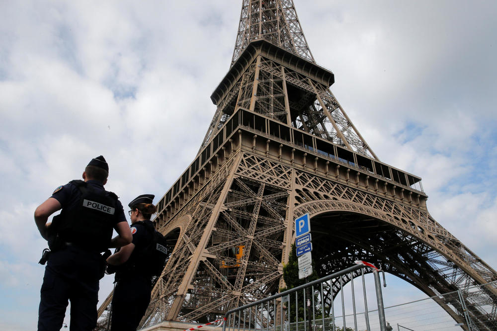 DRAMA U PARIZU: Muškarac sa nožem krenuo u Ajfelovu kulu, veoma brzo uhapšen