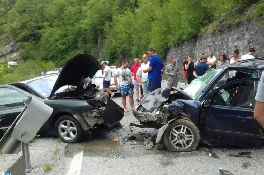 (FOTO) STRAŠAN UDES U CRNOJ GORI: U čeonom sudaru vozila iz Srbije i Luksemburga povređeno osmoro, među njima šestoro dece!