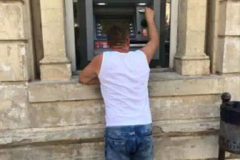 (FOTO) KAD JE RAČUN PRAZAN, NI MOLITVA NE POMAŽE: Evo šta Dalmatinci rade pred bankomatom
