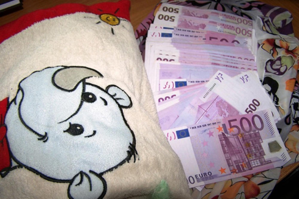 (FOTO) RAŠILI, PA SE ZAPREPASTILI: Dečji jastuk napunili sa 60.000 evra