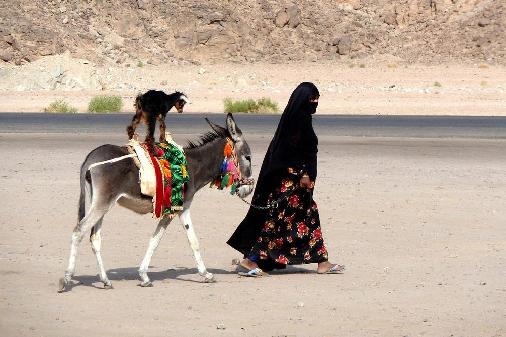 NAJBOLJA ODEĆA ZA VRUĆINE JE BELE BOJE: Zašto onda beduini nose crno?