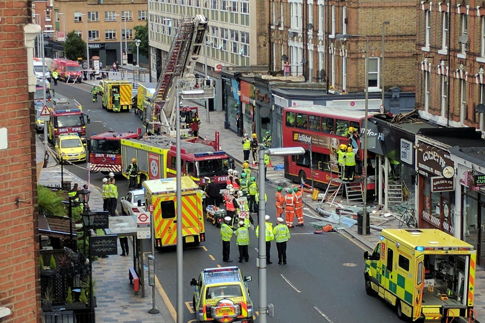 (VIDEO) STRAVIČNA NESREĆA U LONDONU: Dvospratni autobus se zakucao u izlog prodavnice, putnici zarobljeni!
