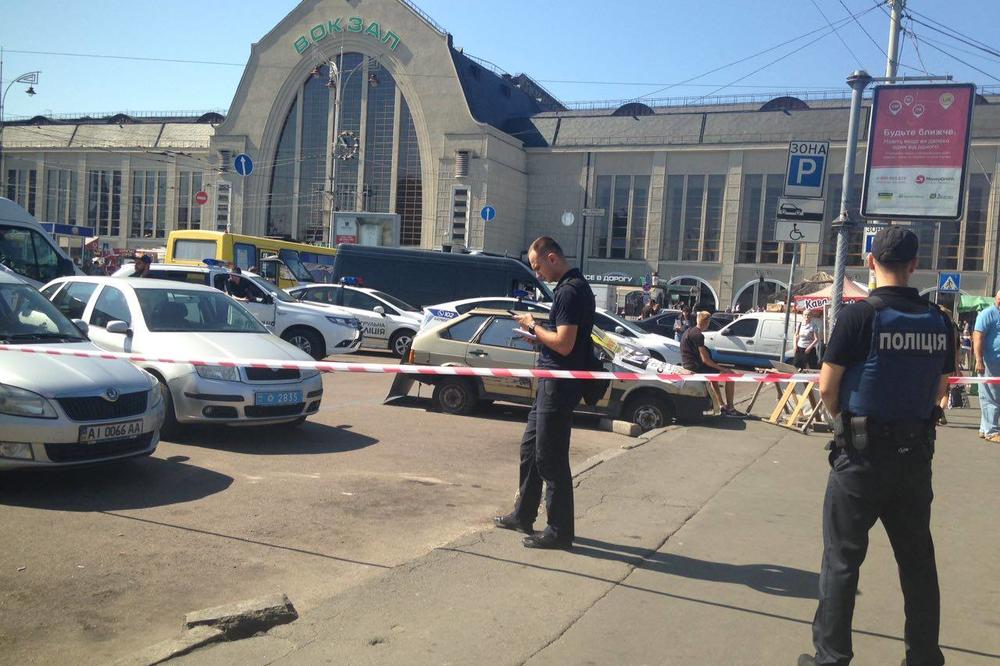 (FOTO) OBRAČUN U KIJEVU: U pucnjavi ispred železničke stanice troje povređenih, napadači u bekstvu
