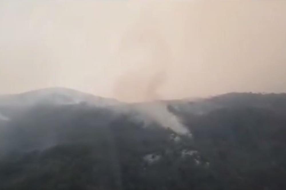 (VIDEO) GORI KOD TREBINJA: Vatra stigla do sela, vojni helikopteri gase požar!