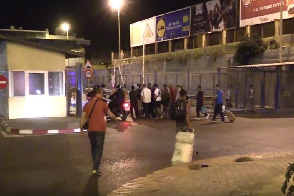 (VIDEO) U POHODU NA EVROPU: Oko 700 migranata pokušalo da uđe u Španiju iz Maroka