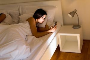 ALARMANTNO OTKRIĆE: Čitanje pre spavanja na mobilnom uređaju može vas ubiti!