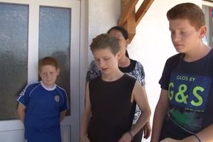 NEMANJA, MIHAJLO I STRAHINJA PONOVO IMAJU OSMEH NA LICU: Opština Gračanica pomogla braći Petrović, stigla drva za zimu