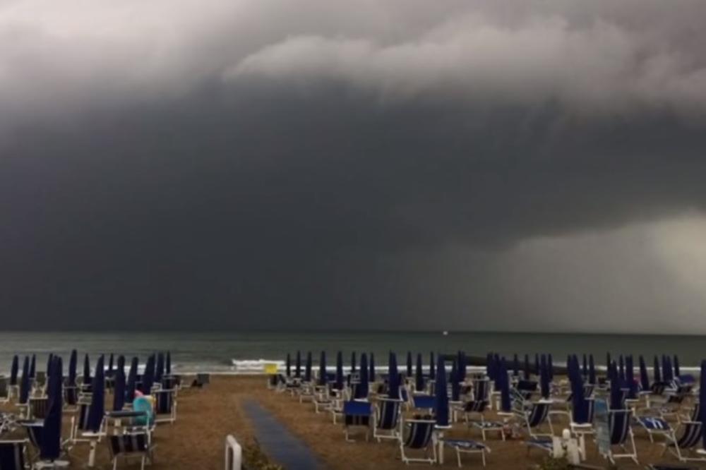 (FOTO, VIDEO) OPUSTOŠENO POPULARNO ITALIJANSKO LETOVALIŠTE: Automobili uništeni, vetar čupao stabla, plaže urnisane