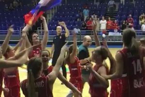 (VIDEO) GRMELA CECA NA PARKETU: Srpkinje ušle u finale pa zapevale poznati hit folk zvezde