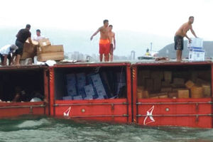 (VIDEO) POLICIJA JEDVA ODBRANILA TOVAR: Lopovi navalili na kontejnere u moru!