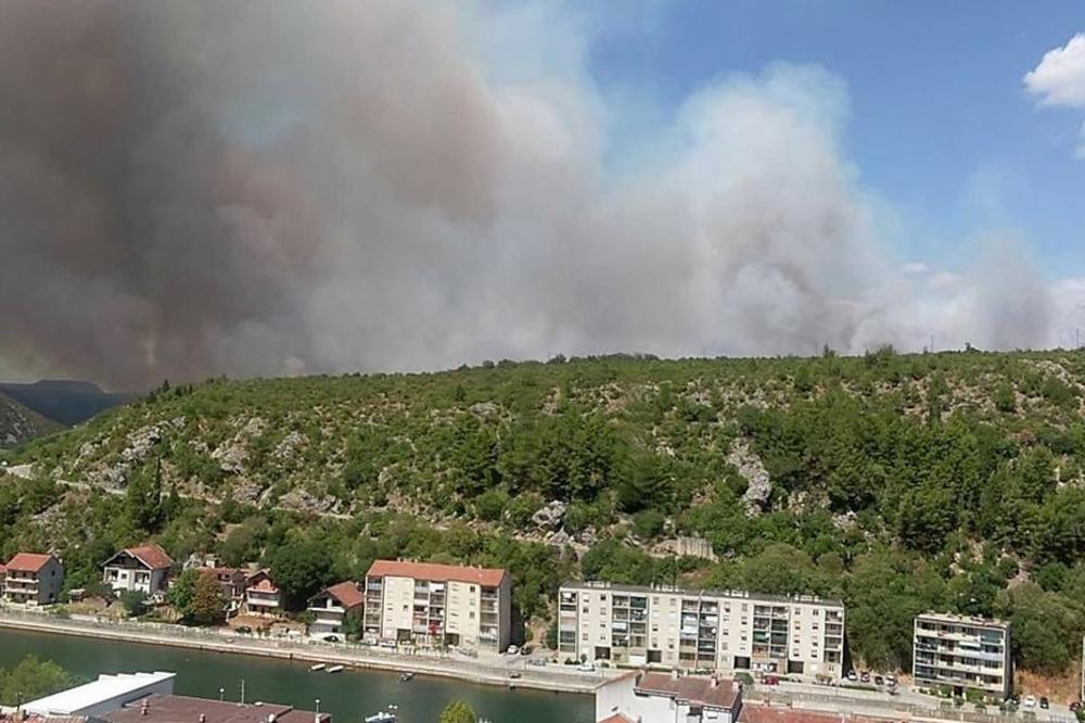 (VIDEO) VELIKI POŽAR KOD OBROVCA: Vatra preti kućama, a jaka bura otežava posao vatrogascima