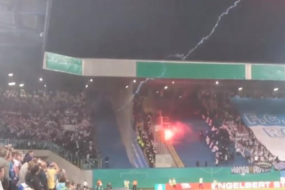 (VIDEO) OPŠTI HAOS KAKAV SE NE PAMTI: Huligani se gađali bakljama, zapalili stadion, meč bio prekinut
