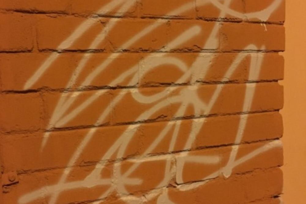 POLICAJAC MUNJA VANDALE JURIO CENTROM BEOGRAD KAO DA JE JUSEIN BOLT: Privedeni stranci zbog pisanja grafita po zgradama